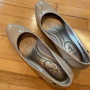 Life Stride patent pump taupe size 7.5
